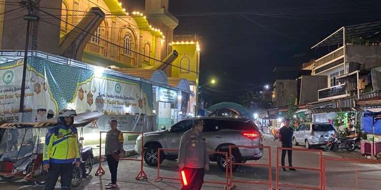 Kapolres Toraja Utara Pimpin Langsung Pengamanan Ibadah di Masjid Agung Rantepao