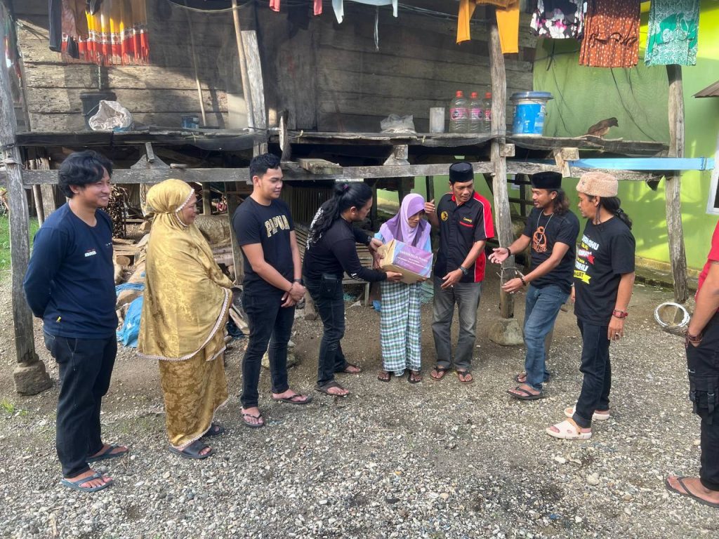 Gandeng Insan Pers, Sat Intelkam Polres Bone Beri Sembako ke Warga Prasejahtera Yang Sebatang Kara