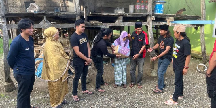 Gandeng Insan Pers, Sat Intelkam Polres Bone Beri Sembako ke Warga Prasejahtera Yang Sebatang Kara