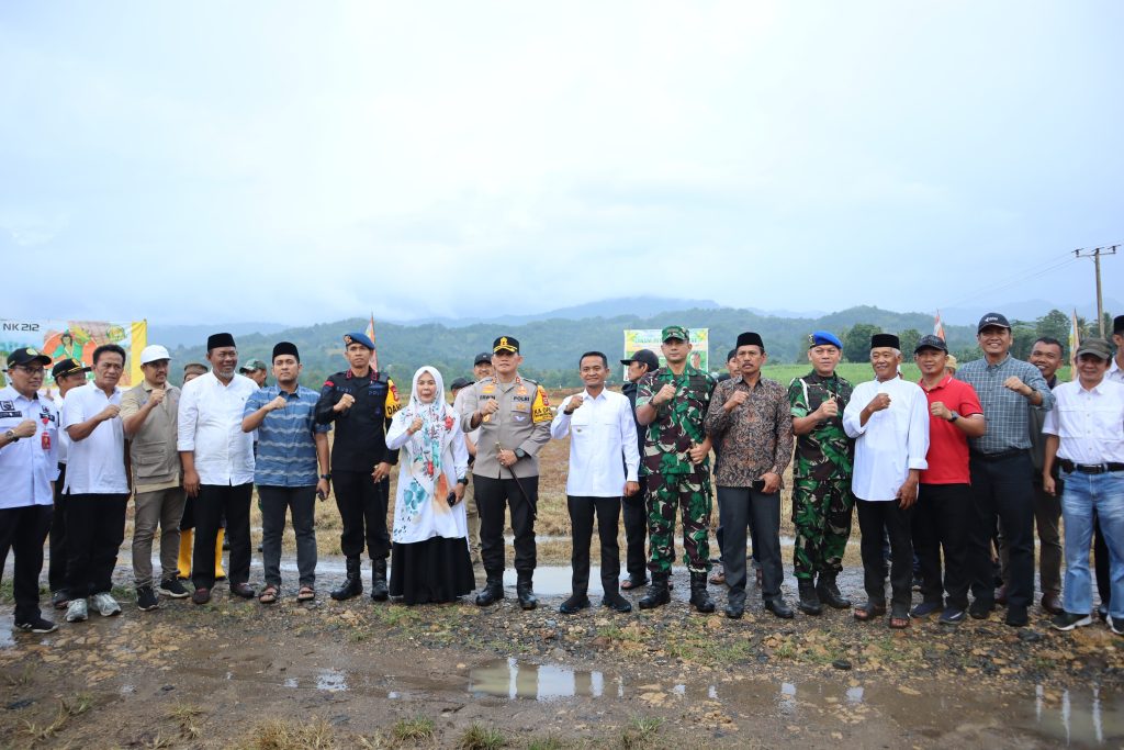 Kapolres Bone - Bupati dan Forkopimda Tanam Jagung Perdana di Lahan 300 Hektar