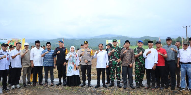 Kapolres Bone - Bupati dan Forkopimda Tanam Jagung Perdana di Lahan 300 Hektar