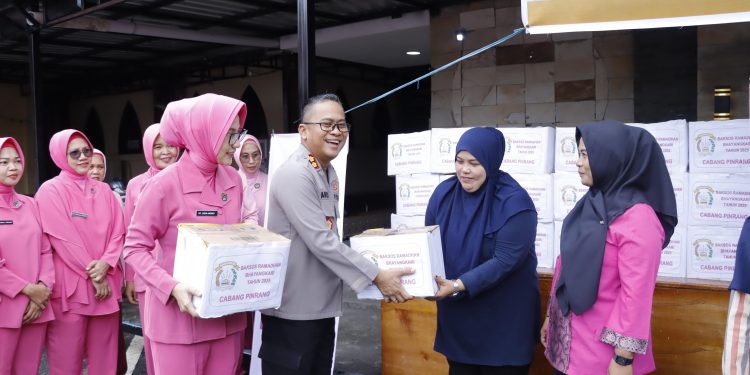 Kapolres Pinrang bersama Ketua Bhayangkari Gelar Bazar Ramadhan dan Bakti Sosial