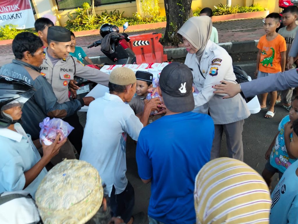 Humas Polres Maros Bersama Sium Berbagi Kepada Masyarakat