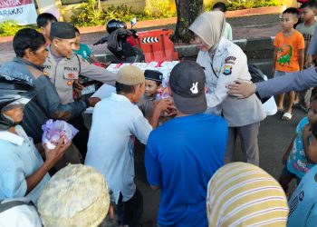 Humas Polres Maros Bersama Sium Berbagi Kepada Masyarakat