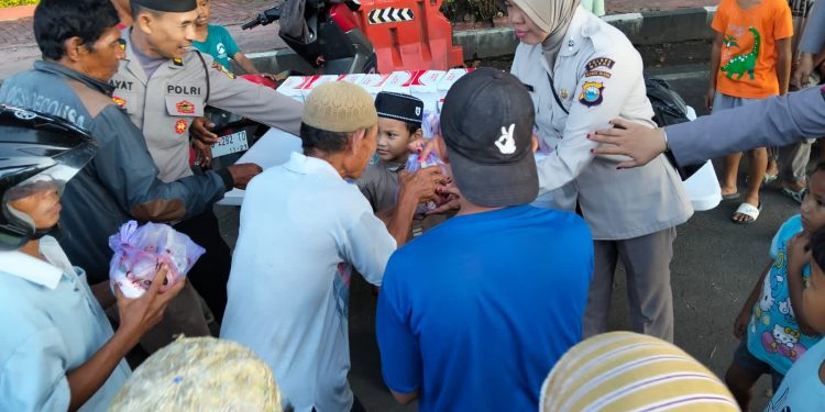 Humas Polres Maros Bersama Sium Berbagi Kepada Masyarakat