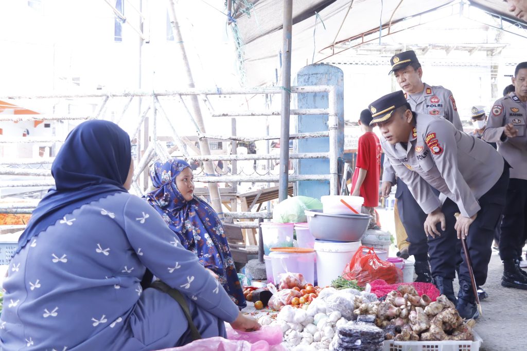 Pastikan Harga Sembako Stabil di Bulan Ramadhan, Kapolres Pinrang Lakukan Pengecekan di Pasar Sentral