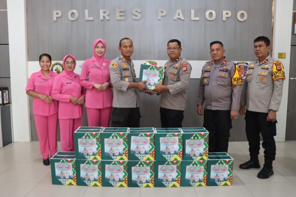 Kapolres Palopo Serahkan Bingkisan Lebaran ke Personel dan Awak Media