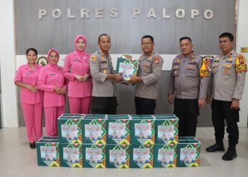 Kapolres Palopo Serahkan Bingkisan Lebaran ke Personel dan Awak Media