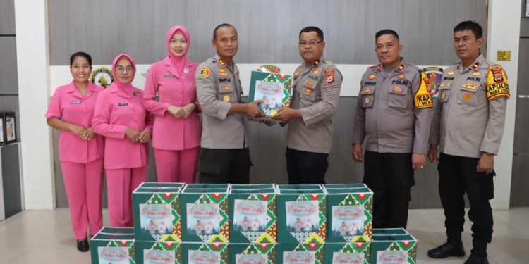 Kapolres Palopo Serahkan Bingkisan Lebaran ke Personel dan Awak Media