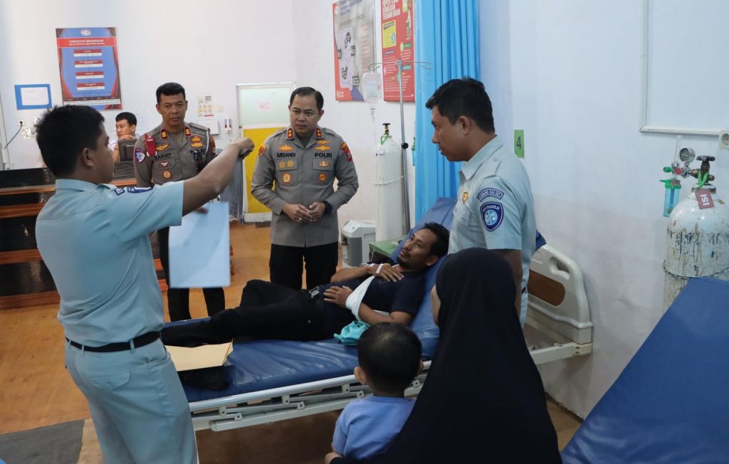 Pastikan Dapat Penanganan Optimal, Kapolres Luwu Besuk Korban Kecelakaan Bus