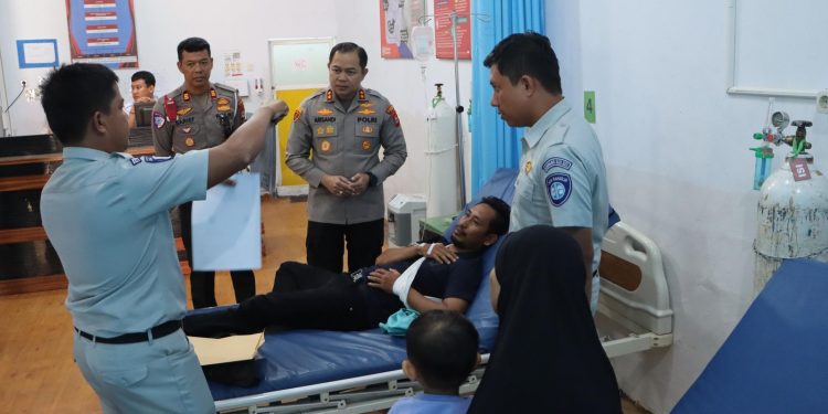 Pastikan Dapat Penanganan Optimal, Kapolres Luwu Besuk Korban Kecelakaan Bus