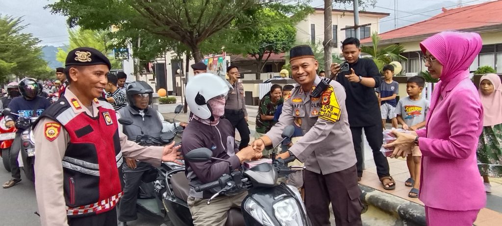 Kapolres Palopo bersama Ketua Bhayangkari Bagi Takjil Ke Pengendara