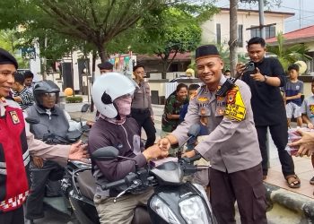 Kapolres Palopo bersama Ketua Bhayangkari Bagi Takjil Ke Pengendara