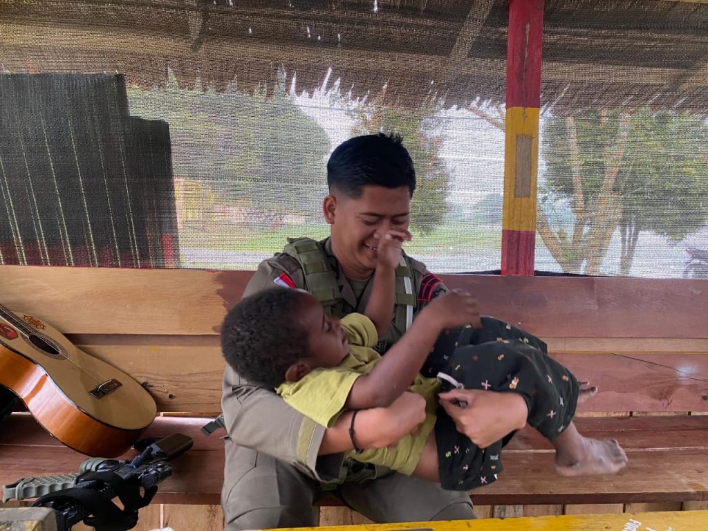 Kedekatan Bripda Wahyu dengan Anak Pegunungan Bintang Wujud Humanisme Satgas Ops Damai Cartenz