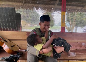 Kedekatan Bripda Wahyu dengan Anak Pegunungan Bintang Wujud Humanisme Satgas Ops Damai Cartenz