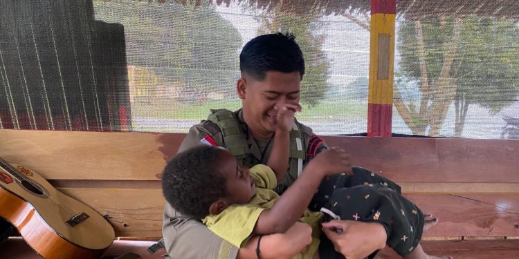 Kedekatan Bripda Wahyu dengan Anak Pegunungan Bintang Wujud Humanisme Satgas Ops Damai Cartenz