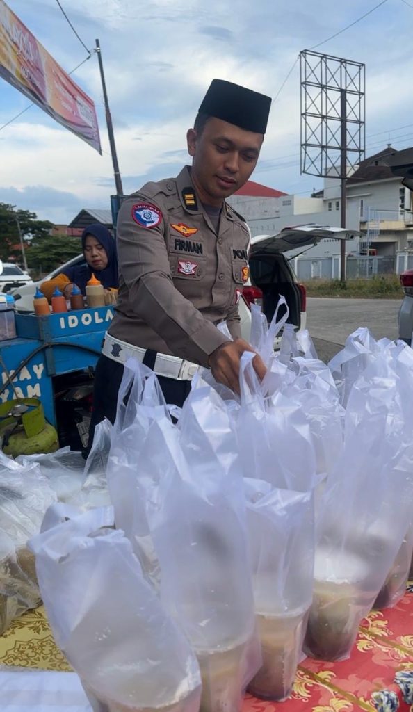 Kanit Regident Satlantas Polres Luwu Bagi Takjil Gratis ke Pengguna Jalan