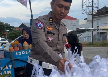 Kanit Regident Satlantas Polres Luwu Bagi Takjil Gratis ke Pengguna Jalan