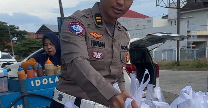 Kanit Regident Satlantas Polres Luwu Bagi Takjil Gratis ke Pengguna Jalan