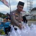 Kanit Regident Satlantas Polres Luwu Bagi Takjil Gratis ke Pengguna Jalan