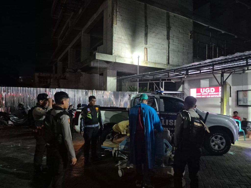 Personel Polres Toraja Utara Antar Seorang Ibu Yang Hendak Melahirkan