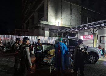 Personel Polres Toraja Utara Antar Seorang Ibu Yang Hendak Melahirkan
