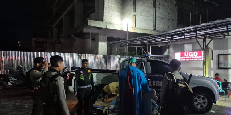 Personel Polres Toraja Utara Antar Seorang Ibu Yang Hendak Melahirkan