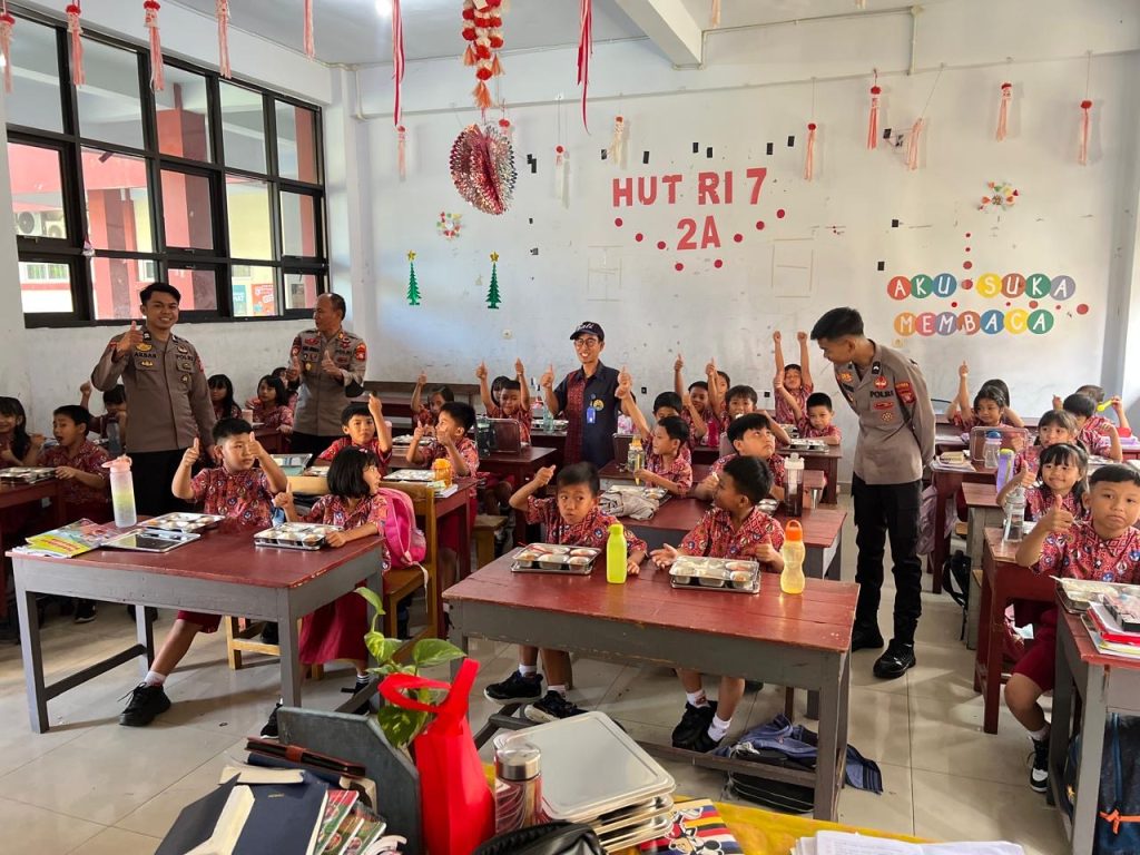 Personel Polres Tator Pantau Program Makan Bergizi Gratis di Sekolah 