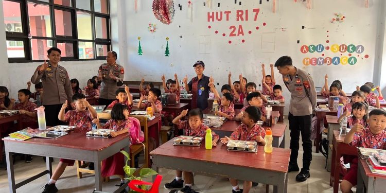 Personel Polres Tator Pantau Program Makan Bergizi Gratis di Sekolah 
