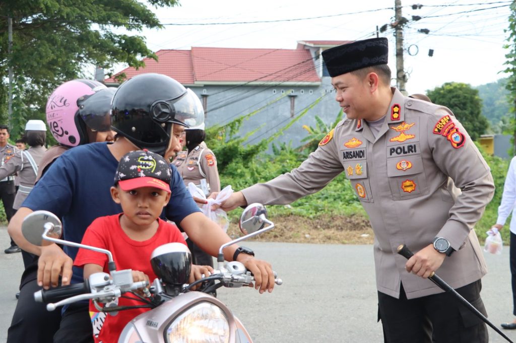 Kapolres Luwu Turun Langsung Bagi Takjil ke Pengguna Jalan Trans Belopa-Palopo