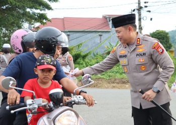 Kapolres Luwu Turun Langsung Bagi Takjil ke Pengguna Jalan Trans Belopa-Palopo