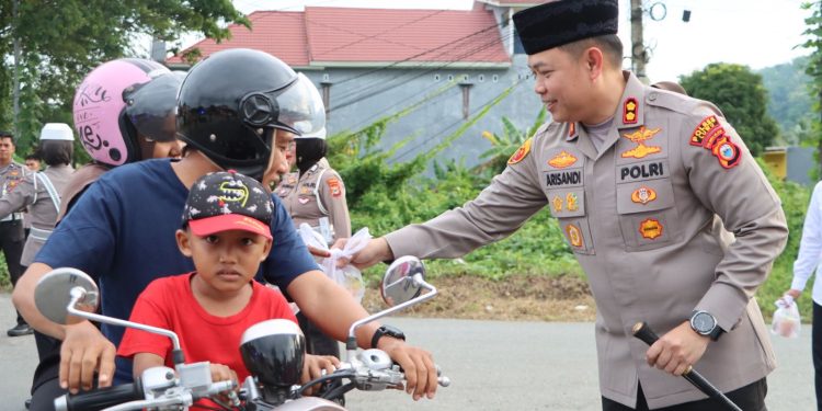Kapolres Luwu Turun Langsung Bagi Takjil ke Pengguna Jalan Trans Belopa-Palopo