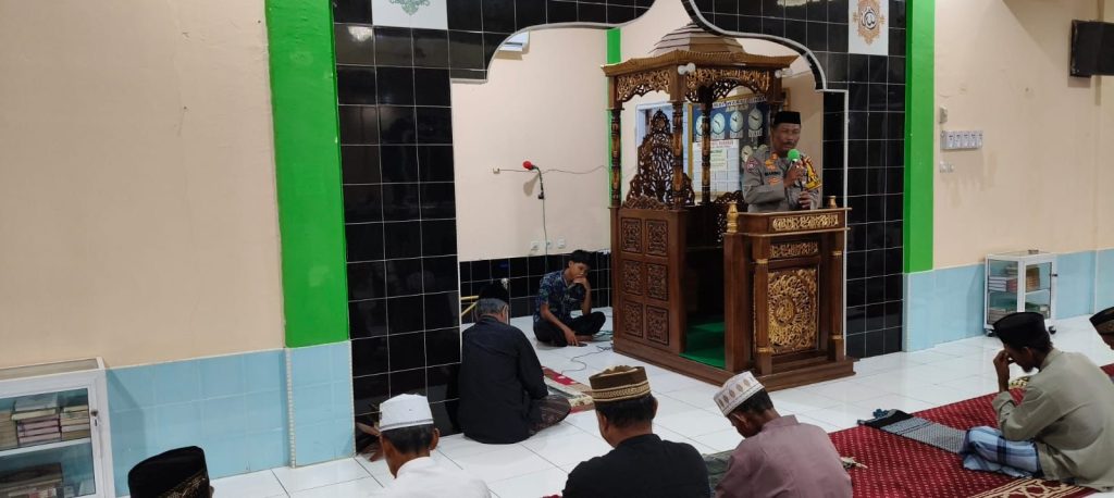 Tingkatkan Nilai Keagamaan Selama Ramadhan, Kapolsek Belopa Dakwah Keliling Masjid