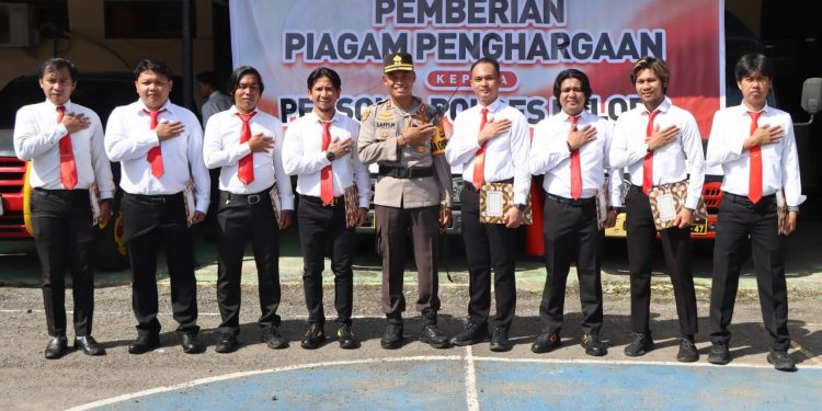 Berhasil Ungkap Pelaku Pembunuhan Feni Ere, Kapolres Palopo Beri Penghargaan ke Satreskrim