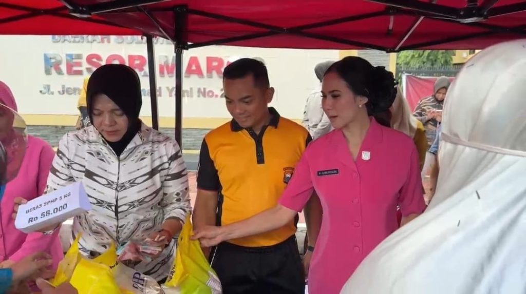 Bantu Masyarakat, Kapolres Maros bersama Ketua Bhayangkari Pantau Bazar Ramadhan