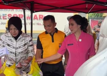 Bantu Masyarakat, Kapolres Maros bersama Ketua Bhayangkari Pantau Bazar Ramadhan