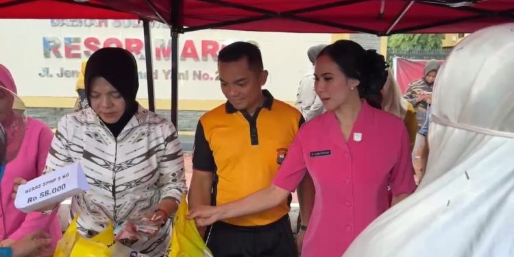 Bantu Masyarakat, Kapolres Maros bersama Ketua Bhayangkari Pantau Bazar Ramadhan