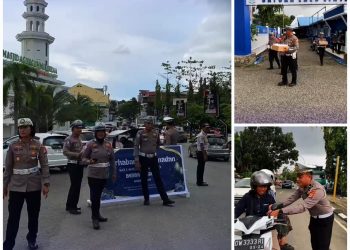 Kasat Lantas Polres Wajo bersama Kanit Regident Bagi Takjil ke Pengguna Jalan