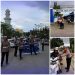 Kasat Lantas Polres Wajo bersama Kanit Regident Bagi Takjil ke Pengguna Jalan