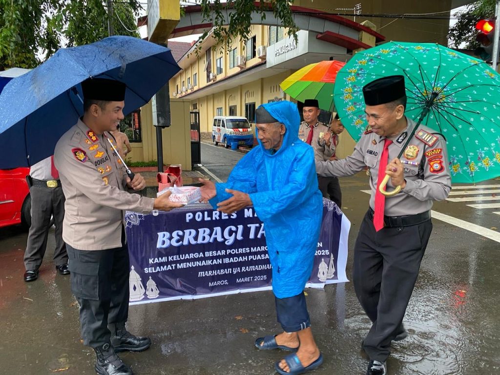 Ciptakan Kehangatan di Bulan Ramadan, Kapolres Maros Bagikan Takjil ke Masyarakat