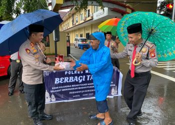 Ciptakan Kehangatan di Bulan Ramadan, Kapolres Maros Bagikan Takjil ke Masyarakat