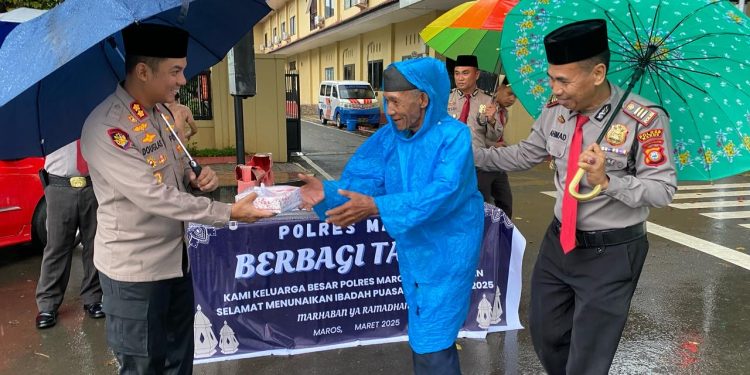 Ciptakan Kehangatan di Bulan Ramadan, Kapolres Maros Bagikan Takjil ke Masyarakat