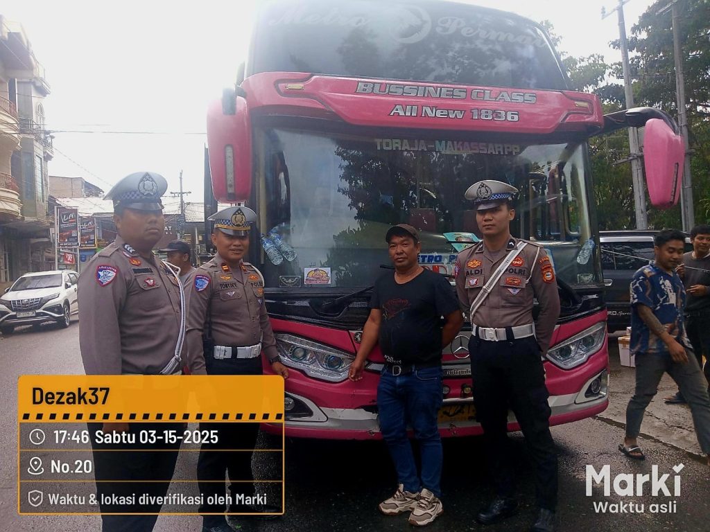 Personel Satlantas Polres Tator Sosialisasi Mudik Aman Keluarga Nyaman dan Hotline Mudik Polri