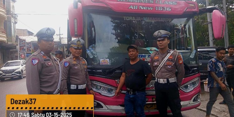 Personel Satlantas Polres Tator Sosialisasi Mudik Aman Keluarga Nyaman dan Hotline Mudik Polri
