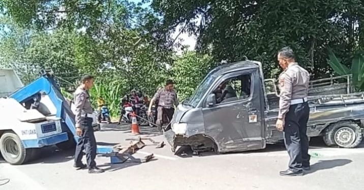Kasat Lantas Polres Bone Bersama Anggota Gerak Cepat Tangani Laka Tunggal di Lattekko