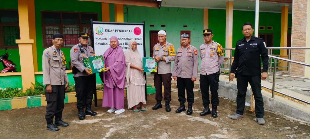 Kapolres Palopo Kunjungi Sekolah Luar Biasa Sekaligus Beri Bantuan