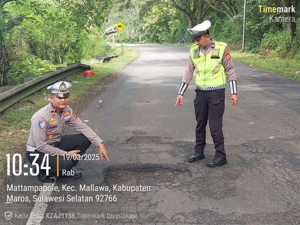 Respon Cepat Keluhan Warga, Kasat Lantas Polres Maros bersama PU Tutup Jalan Berlubang di Mallawa