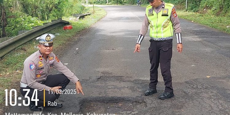 Respon Cepat Keluhan Warga, Kasat Lantas Polres Maros bersama PU Tutup Jalan Berlubang di Mallawa