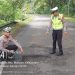 Respon Cepat Keluhan Warga, Kasat Lantas Polres Maros bersama PU Tutup Jalan Berlubang di Mallawa