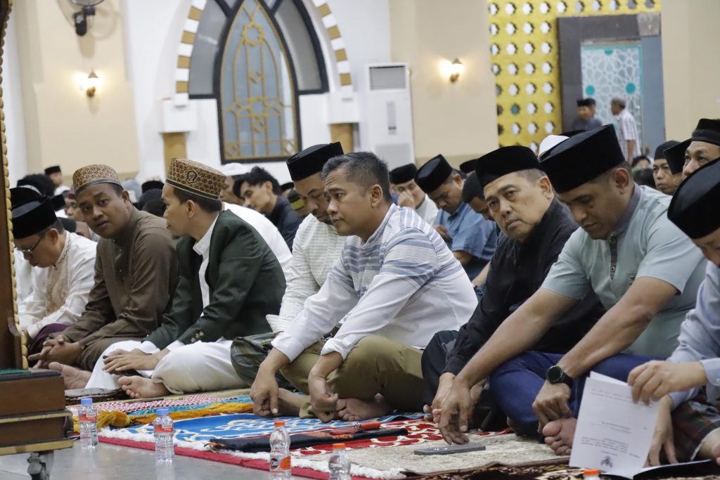 Kapolres Pinrang Silaturahmi dan Shalat Tarawih Bersama Dengan Bupati dan Forkopimda